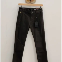 BENSON & CHERRY Chino Jelmondo